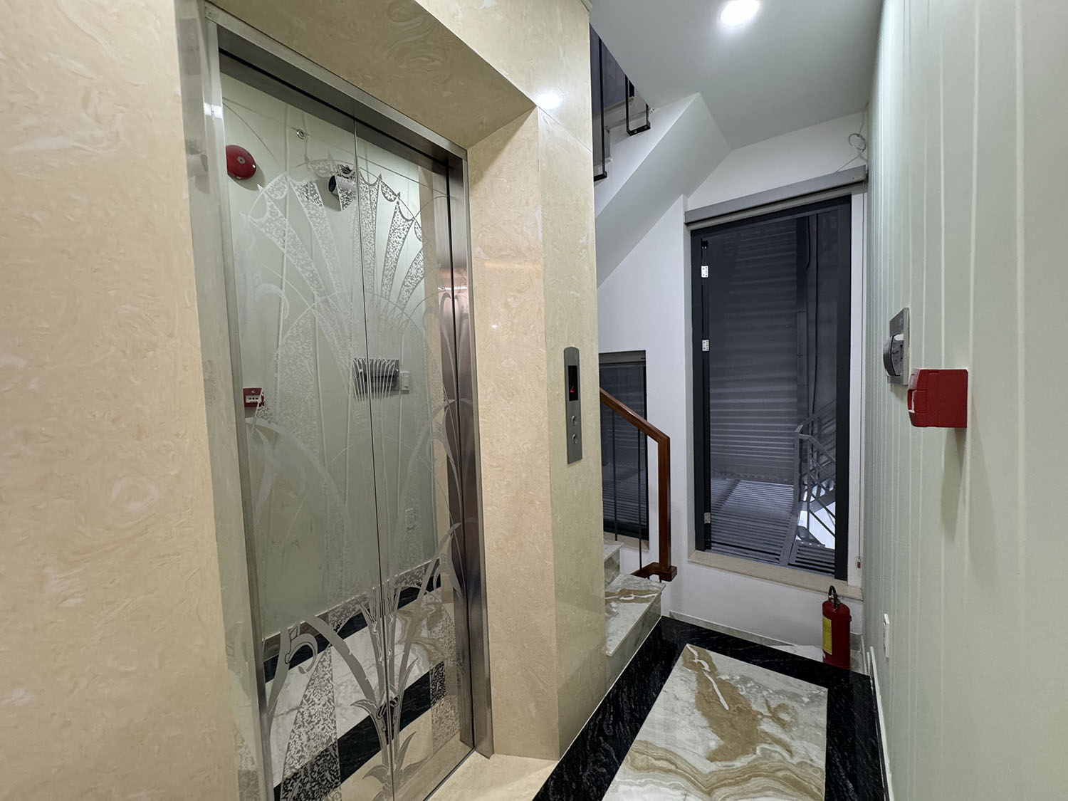 Siêu phẩm Hầm, 4Lầu, ST, thang máy (4,75x17=80,75m2) full nội thất cao cấp đường nội bộ 12m khu VIP 3 tháng 2